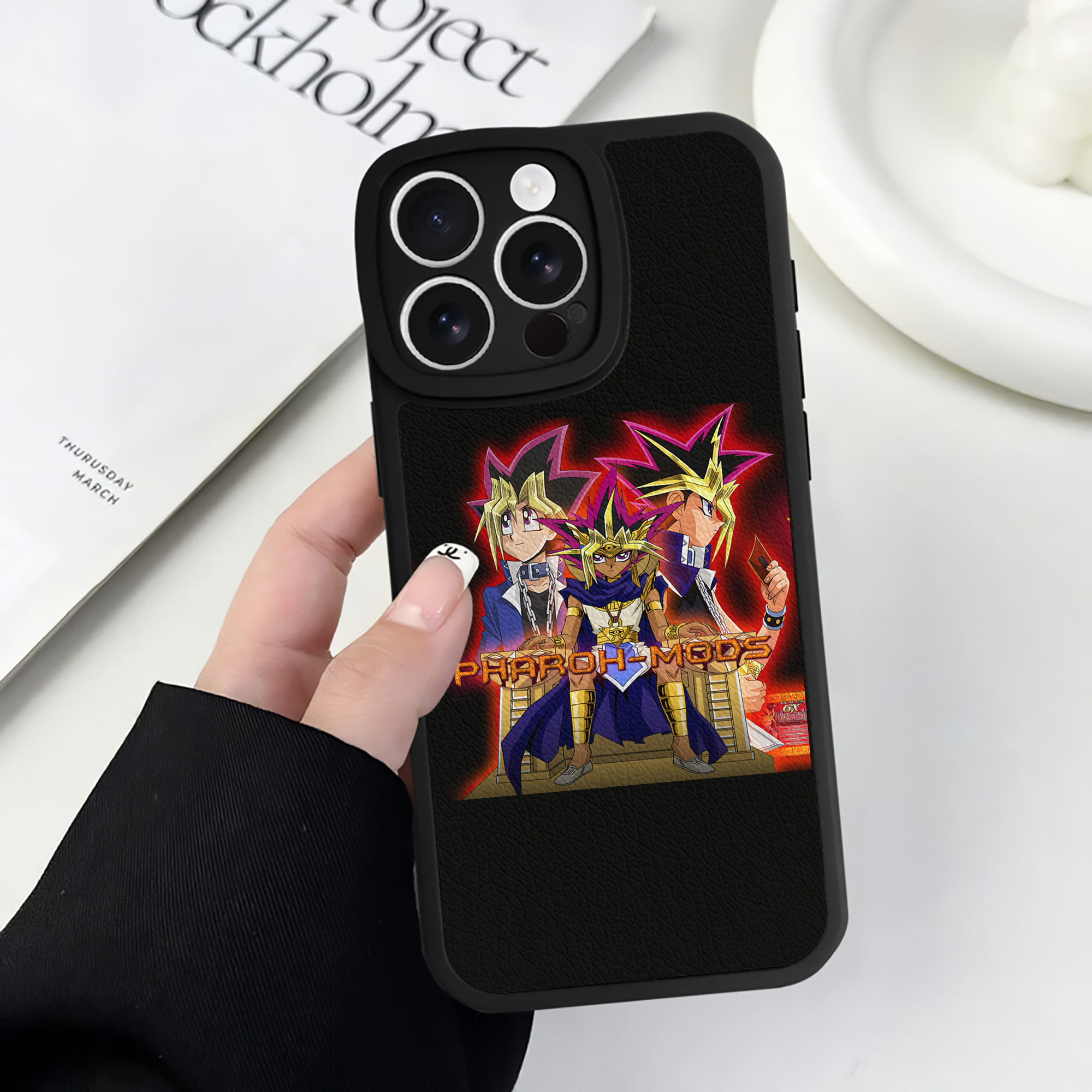 遊☆戯☆王 Yu-Gi-Oh! 【iPhone 16シリーズ対応】シリコンスマホケース（レザー調） 材質：シリコン